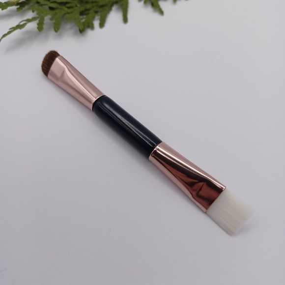 SOLD - 🎁FREE gift with purchase! Mini Makeup Brush Set - Picture 2 of 9